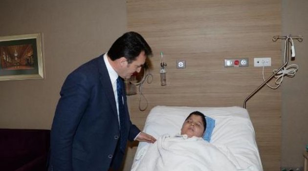 Trafik Kazası Geçiren Çocuğun Tedavisini Üstlendi