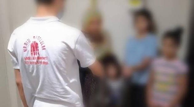 Tuhafiyeciler 150 çocuğu sevindirdi