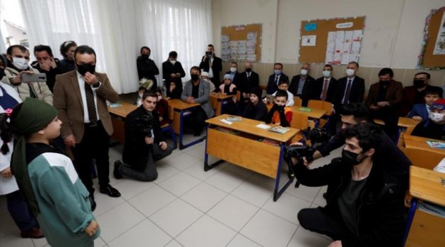 Türk büyüklerinin hikayeleri ile büyüyorlar