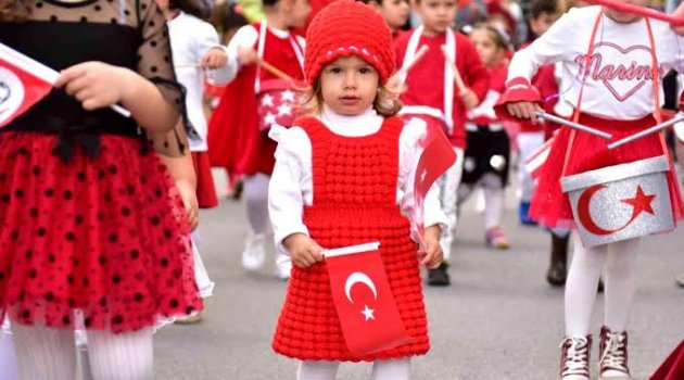 Tuzlalı miniklerden 29 Ekim Korteji