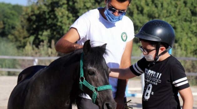 Ücretsiz hippoterapi eğitimi çocukların gelişimine katkı sağlıyor