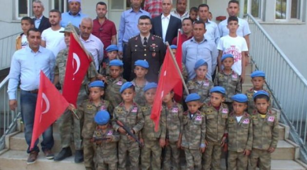 Üniformalı çocuklardan anlamlı bayram ziyareti
