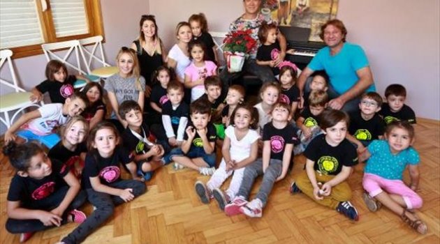 Ünlü sanatçı minik yetenekleri keşfediyor