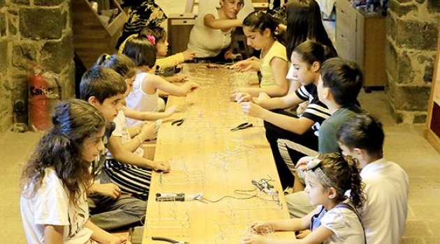 Unutulmaya Yüz Tutan Oyuncaklara Hayat Veriyorlar