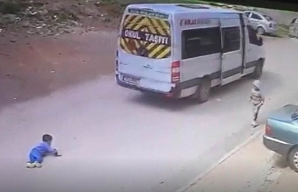 Üzerinden Minibüs Geçen Çocuk Kazayı Atlattı