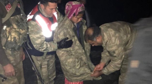 Van'da Donmak Üzere Olan Küçük Kızı Mehmetçik Buldu