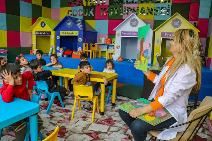 Vanlı çocuklar çocuk kütüphanesinde zaman geçiriyor