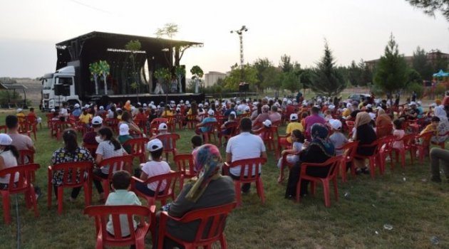 Viranşehir’de çocuklar tiyatro izledi