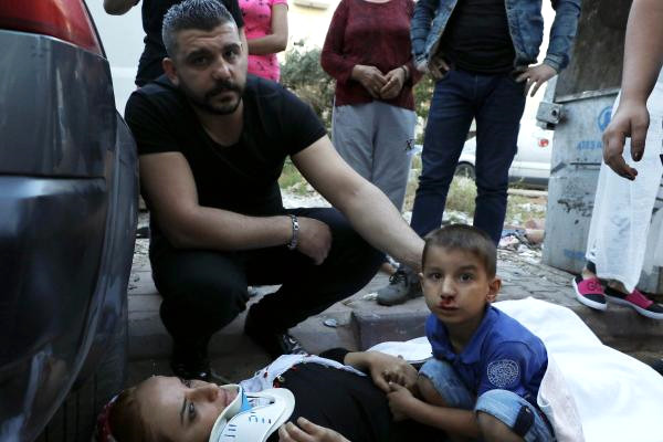 Yaralı Annesinin Elini Bırakmadı