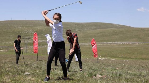 Yaylacı çocuklar golf sporuyla tanıştı