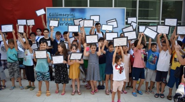 Yaz Okulu Öğrencilerinin Sertifika Sevinci
