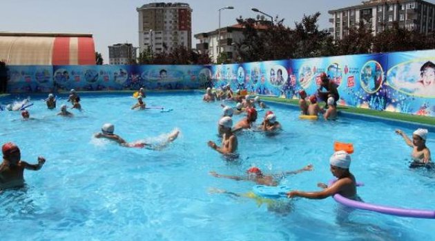 Yaz Tatilinde Yüzme Öğreniyorlar