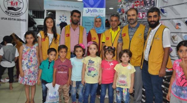Yetim çocuklar, bayramlıklarla sevindi