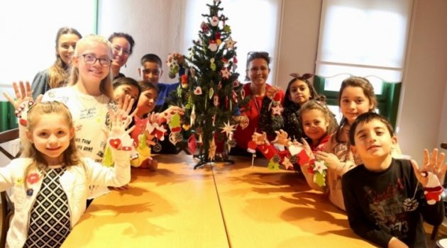 Yılbaşı süslerini kendileri yaptılar