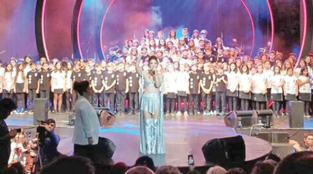 Ziynet Sali Şarkılarını Örnek Koro İle Birlikte Söyledi