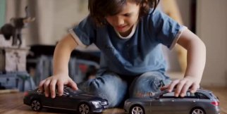 Mercedes'in Çarpışmayan Arabaları Çocukları Sinirlendirdi